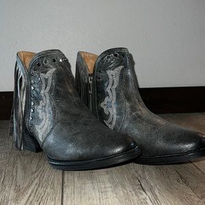 Women’s NWT Sterling River Distressed Stud Fringe Cowboy Ankle Boots Size 9.5